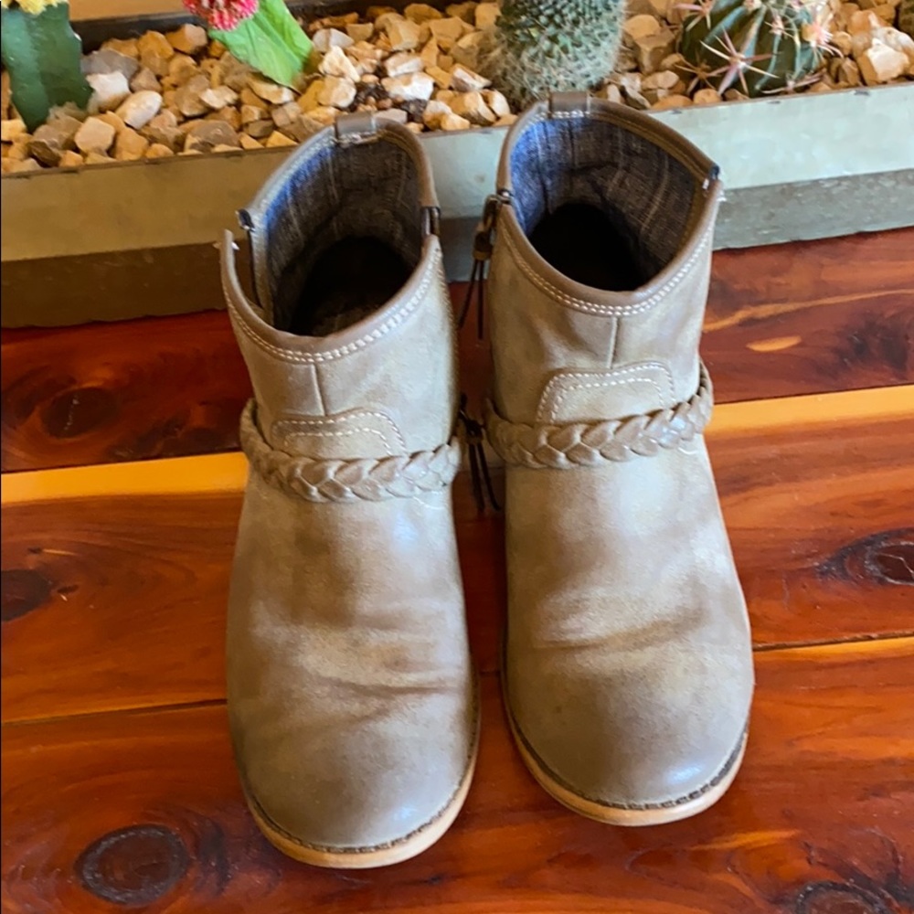 Roxy women’s booties size 9